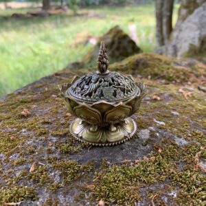 Rustik bronsfärgad rökelsehållare med lock